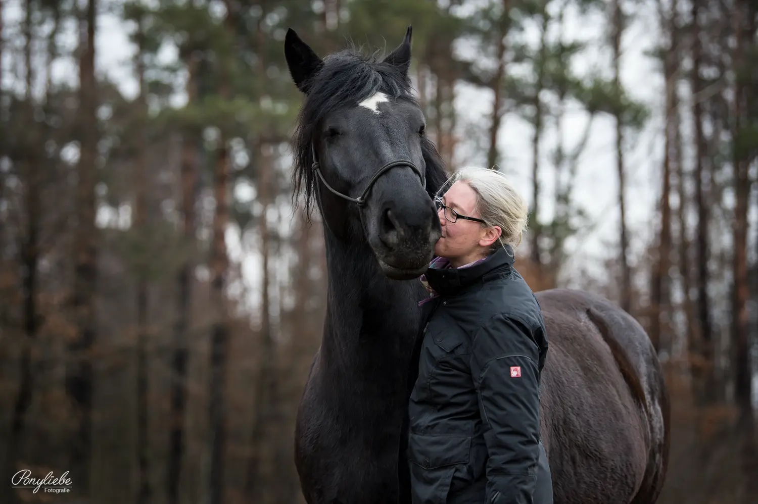 Vicky Hollerbaum mit Pferd von Visionäre Pferdeosteopathie