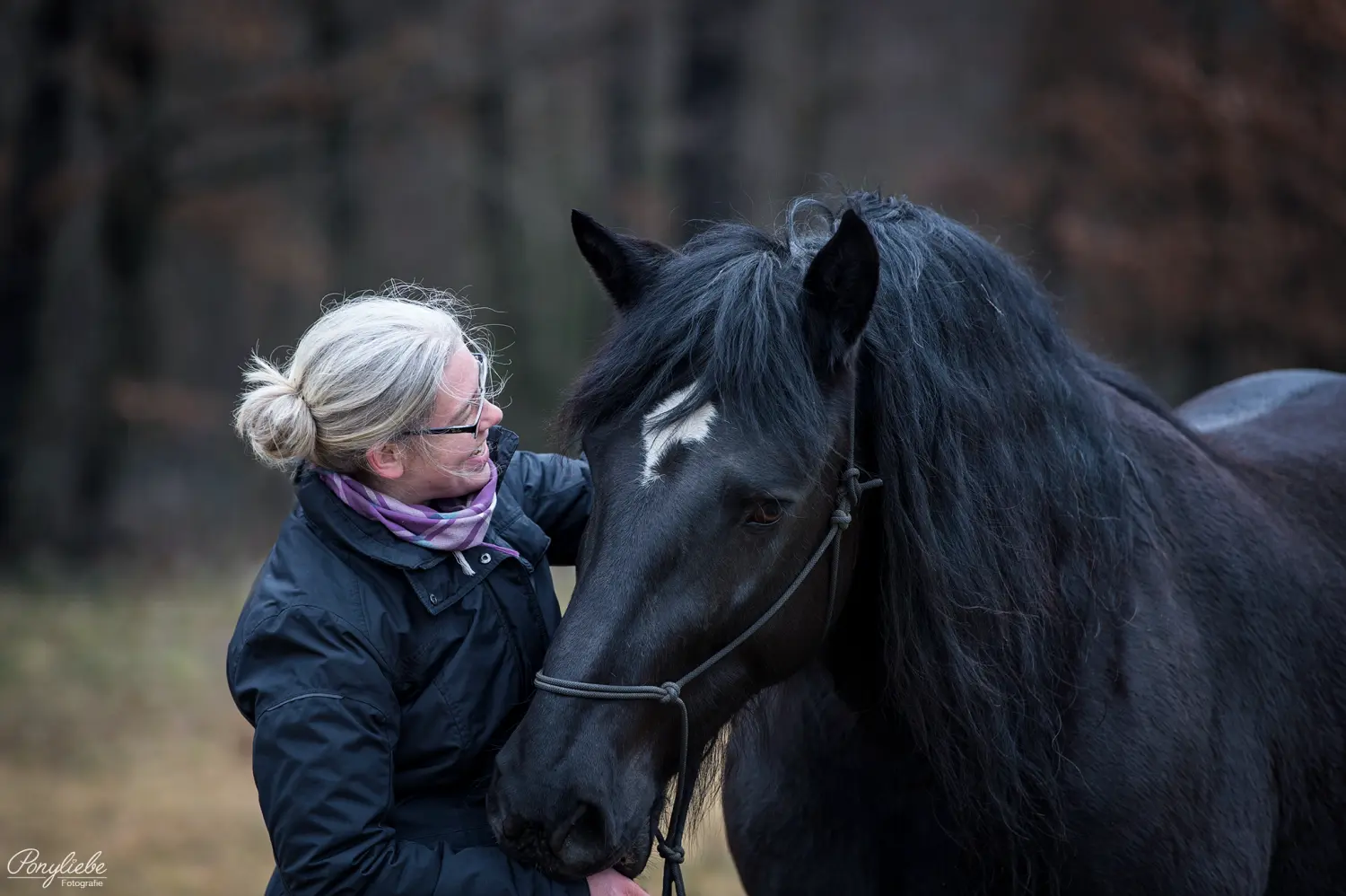 Vicky Hollerbaum mit Pferd von Visionäre Pferdeosteopathie