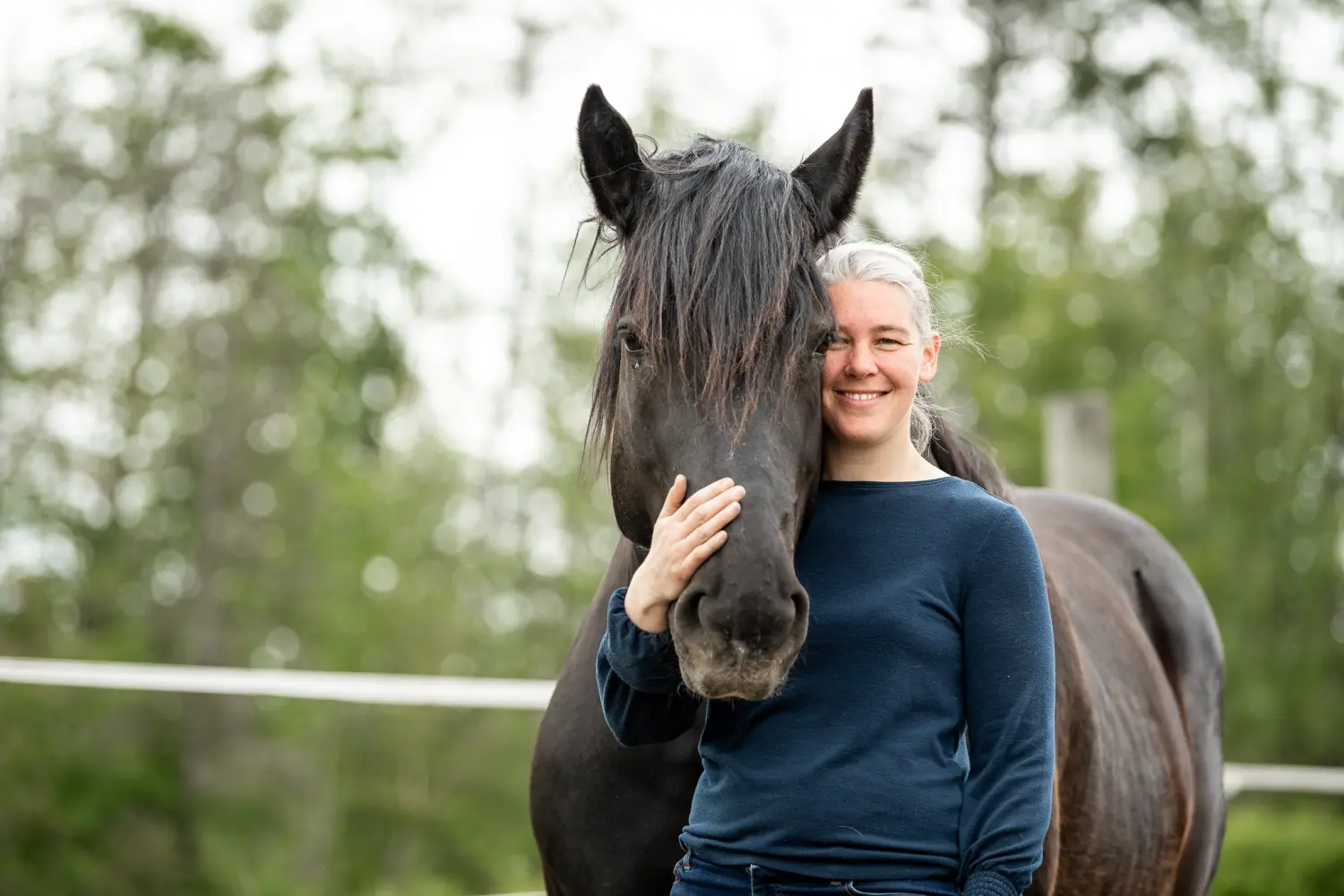 Vicky Hollerbaum mit Pferd von Visionäre Pferdeosteopathie