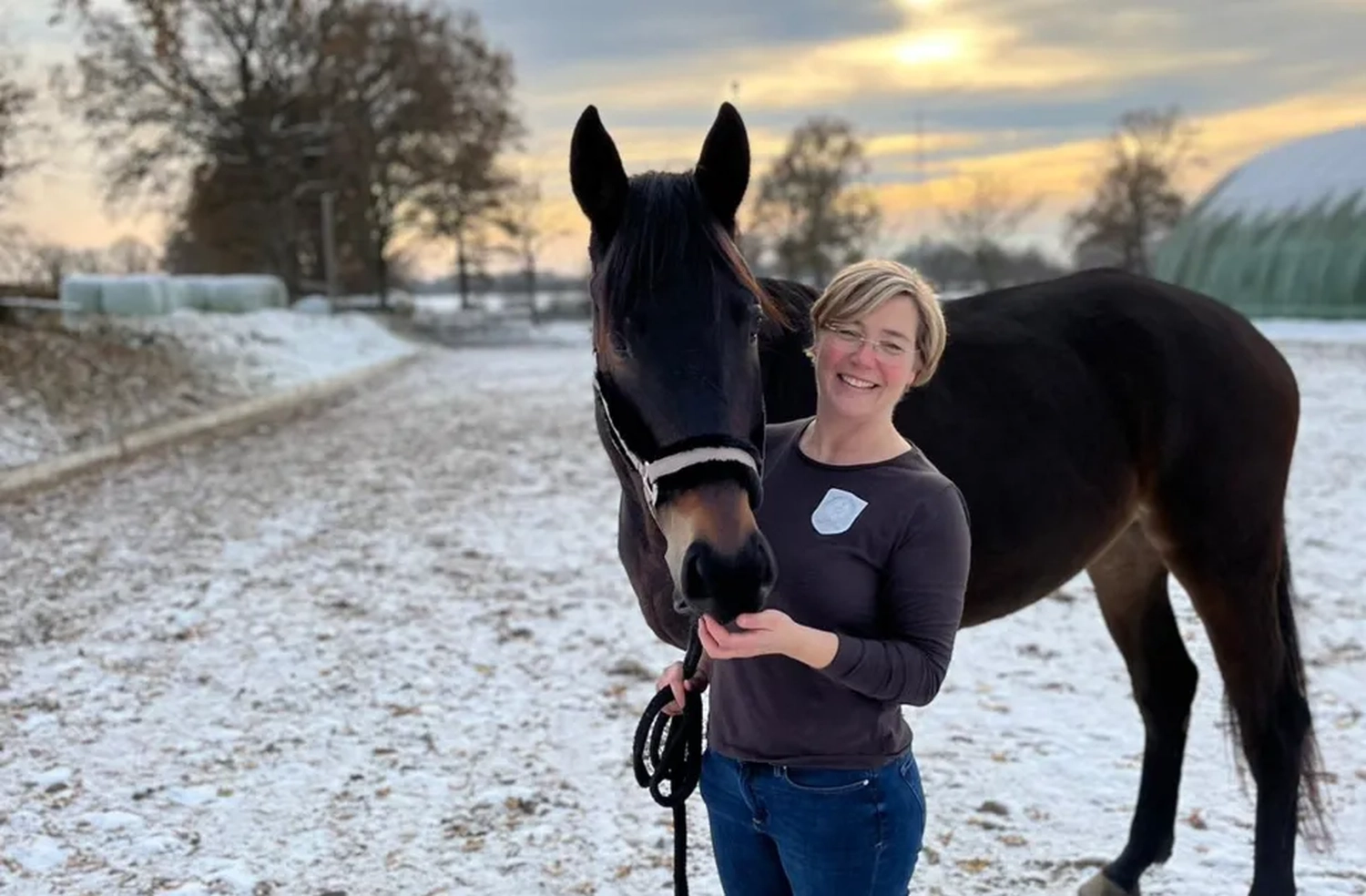 Maya Gaede mit Pferd von Visionäre Pferdeosteopathie