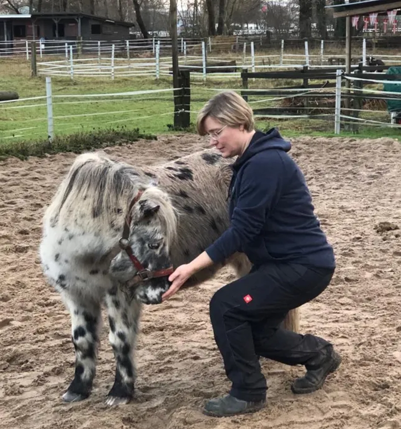 Maya Gaede mit Pferd von Visionäre Pferdeosteopathie