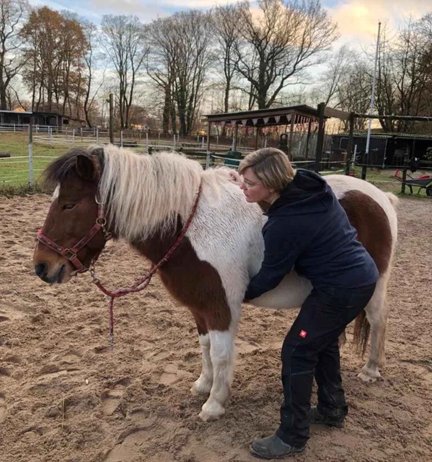 Maya Gaede mit Pferd von Visionäre Pferdeosteopathie