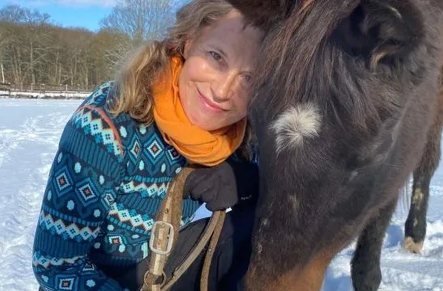 Ursula Ursprung mit Pferd von Visionäre Pferdeosteopathie