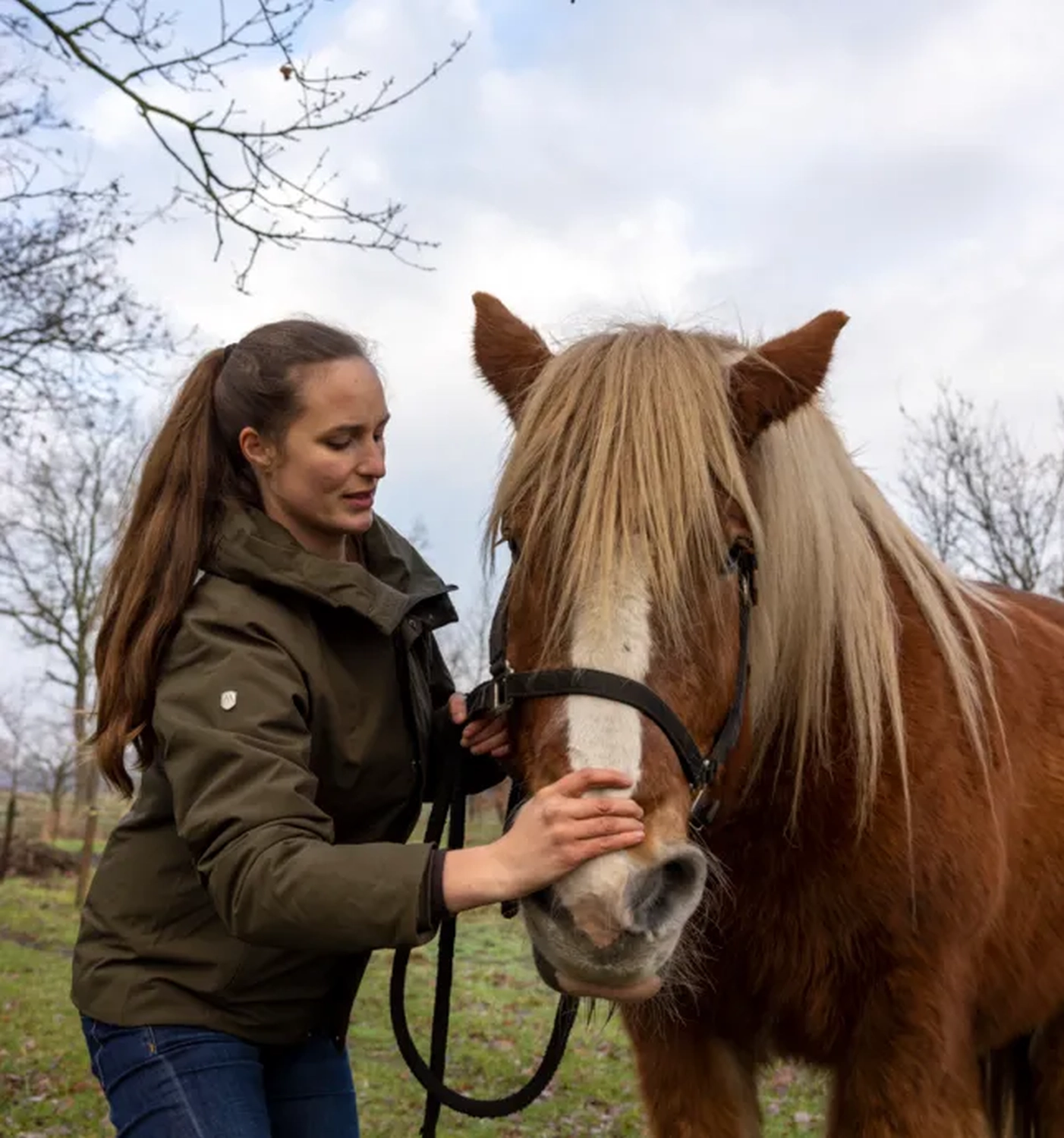 Leonie Johannink mit Pferd von Visionäre Pferdeosteopathie