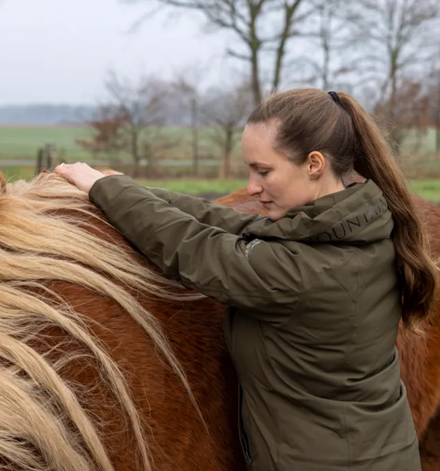 Leonie Johannink mit Pferd von Visionäre Pferdeosteopathie