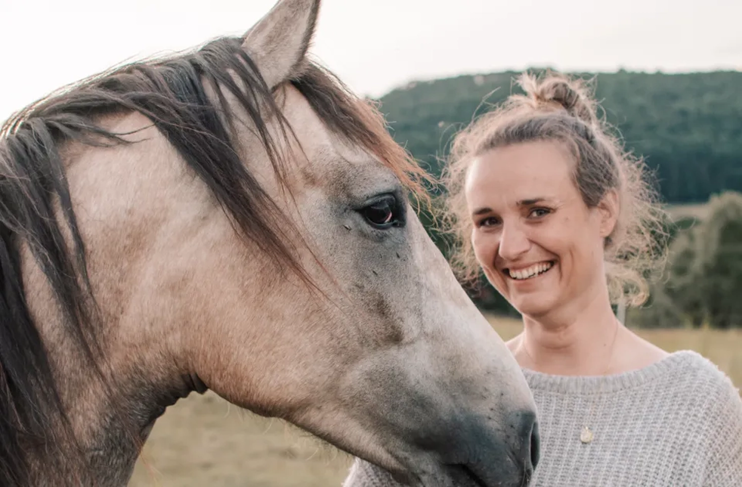 Julia Dach mit Pferd von Visionäre Pferdeosteopathie