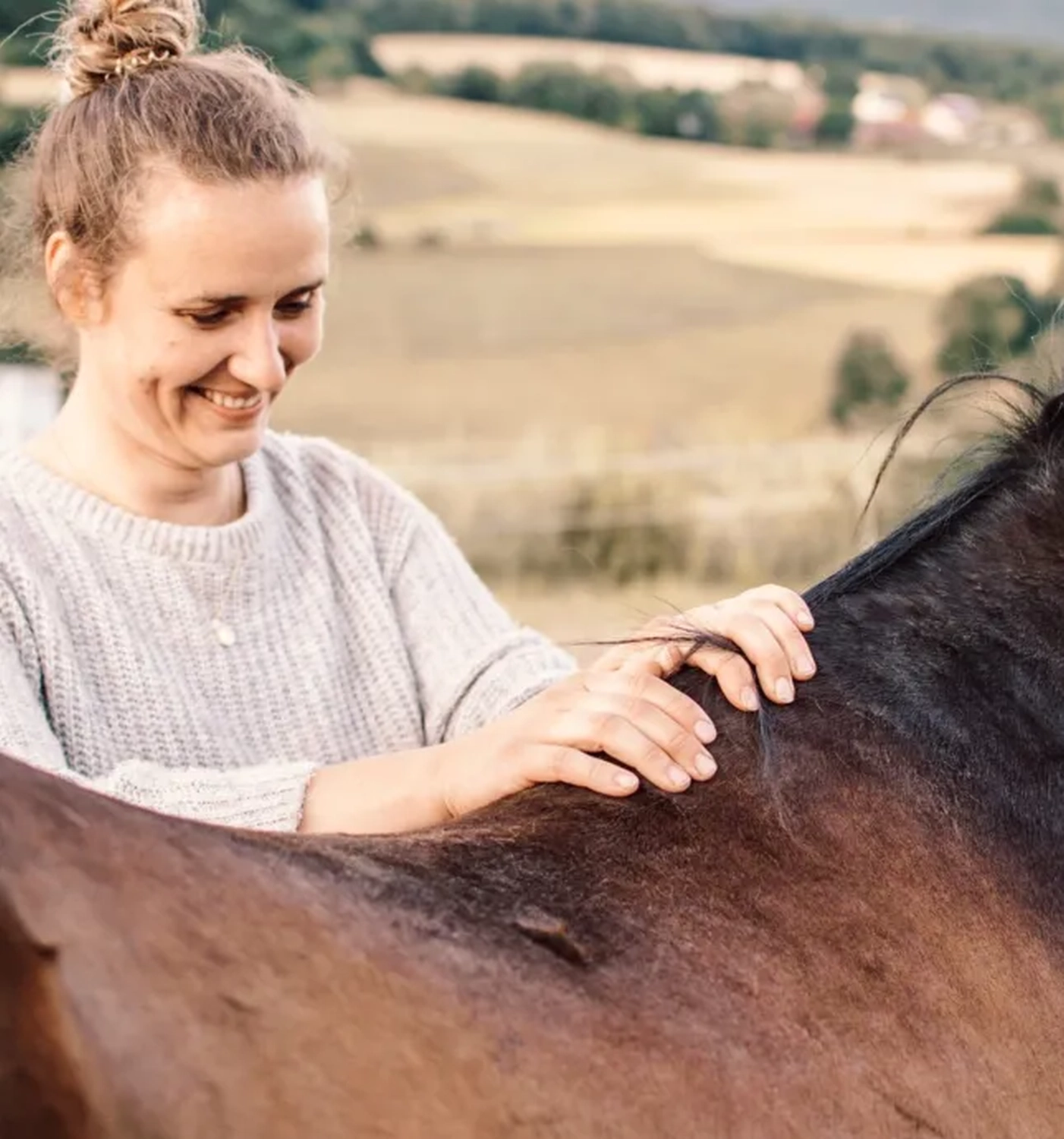 Julia Dach mit Pferd von Visionäre Pferdeosteopathie