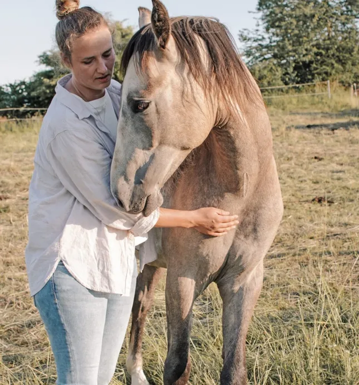 Julia Dach mit Pferd von Visionäre Pferdeosteopathie