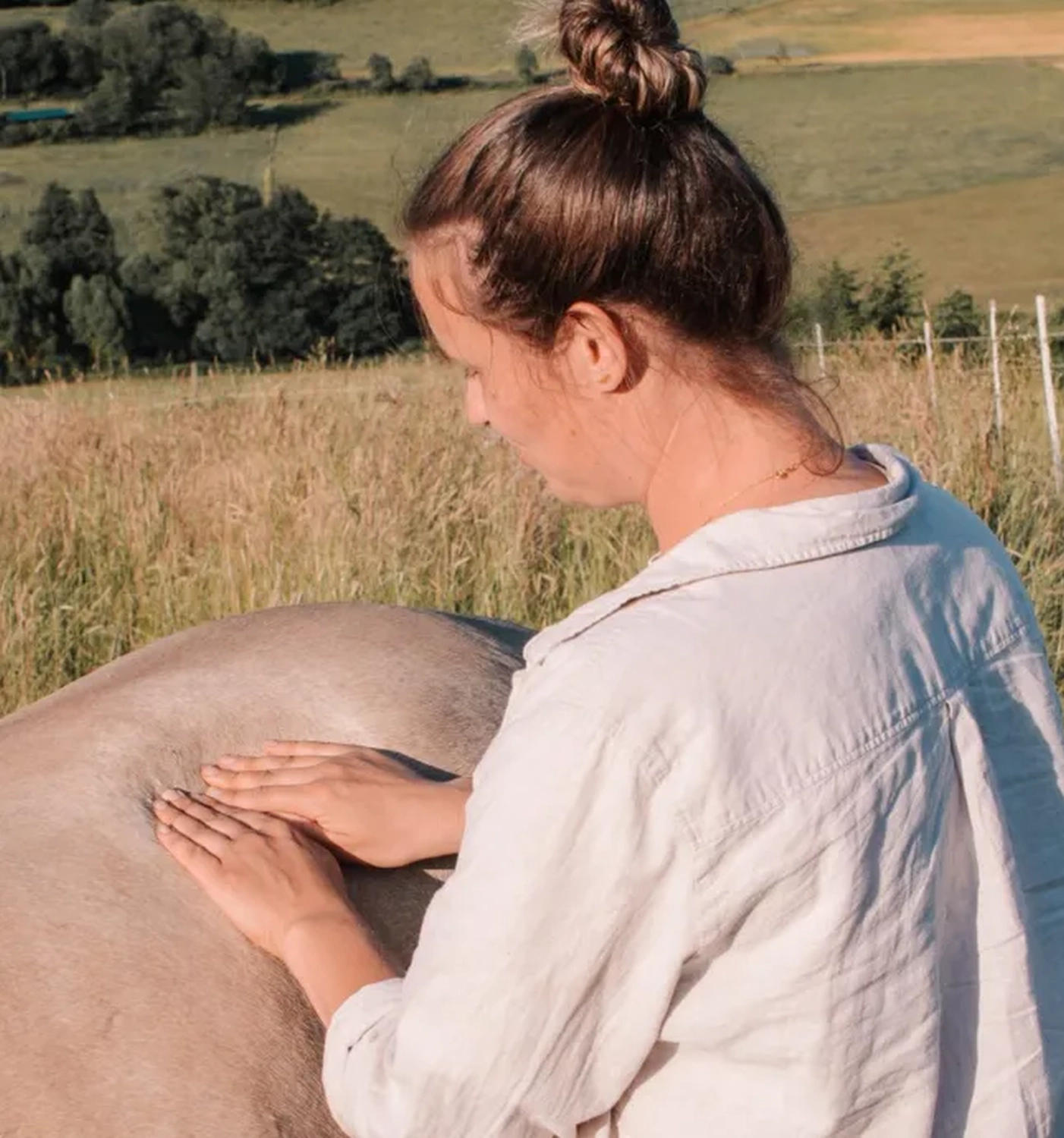 Julia Dach mit Pferd von Visionäre Pferdeosteopathie