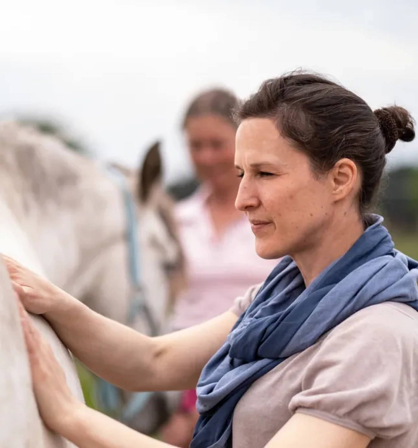 Britta Gossow mit Pferd von Visionäre Pferdeosteopathie