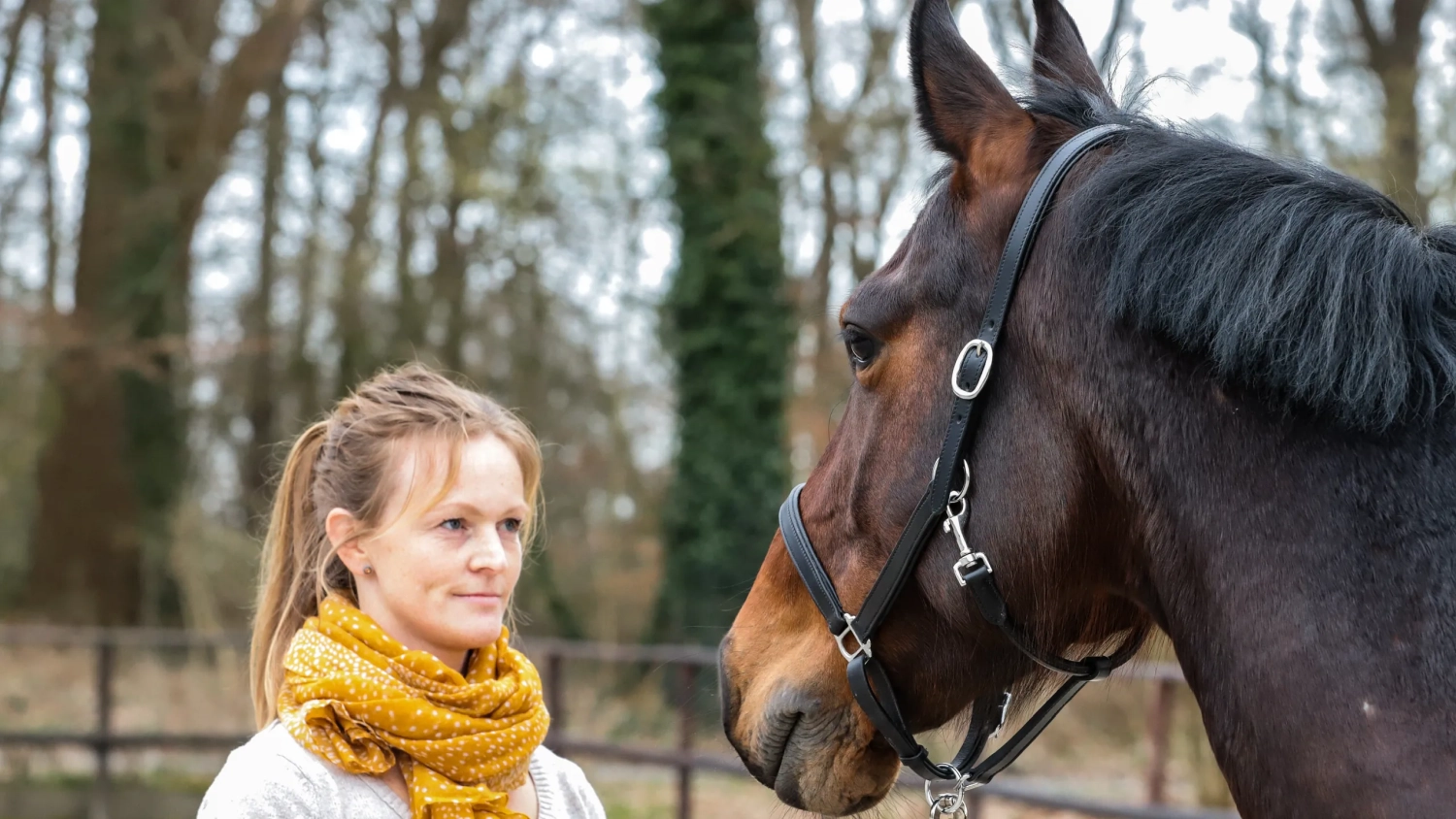 Leonie Johannink mit Pferd von Visionäre Pferdeosteopathie