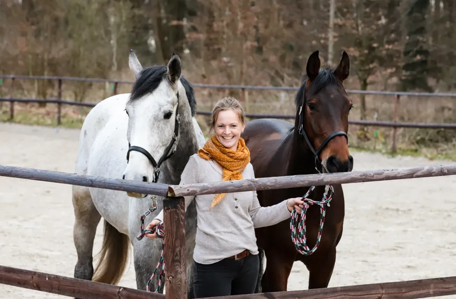 Leonie Johannink mit Pferd von Visionäre Pferdeosteopathie