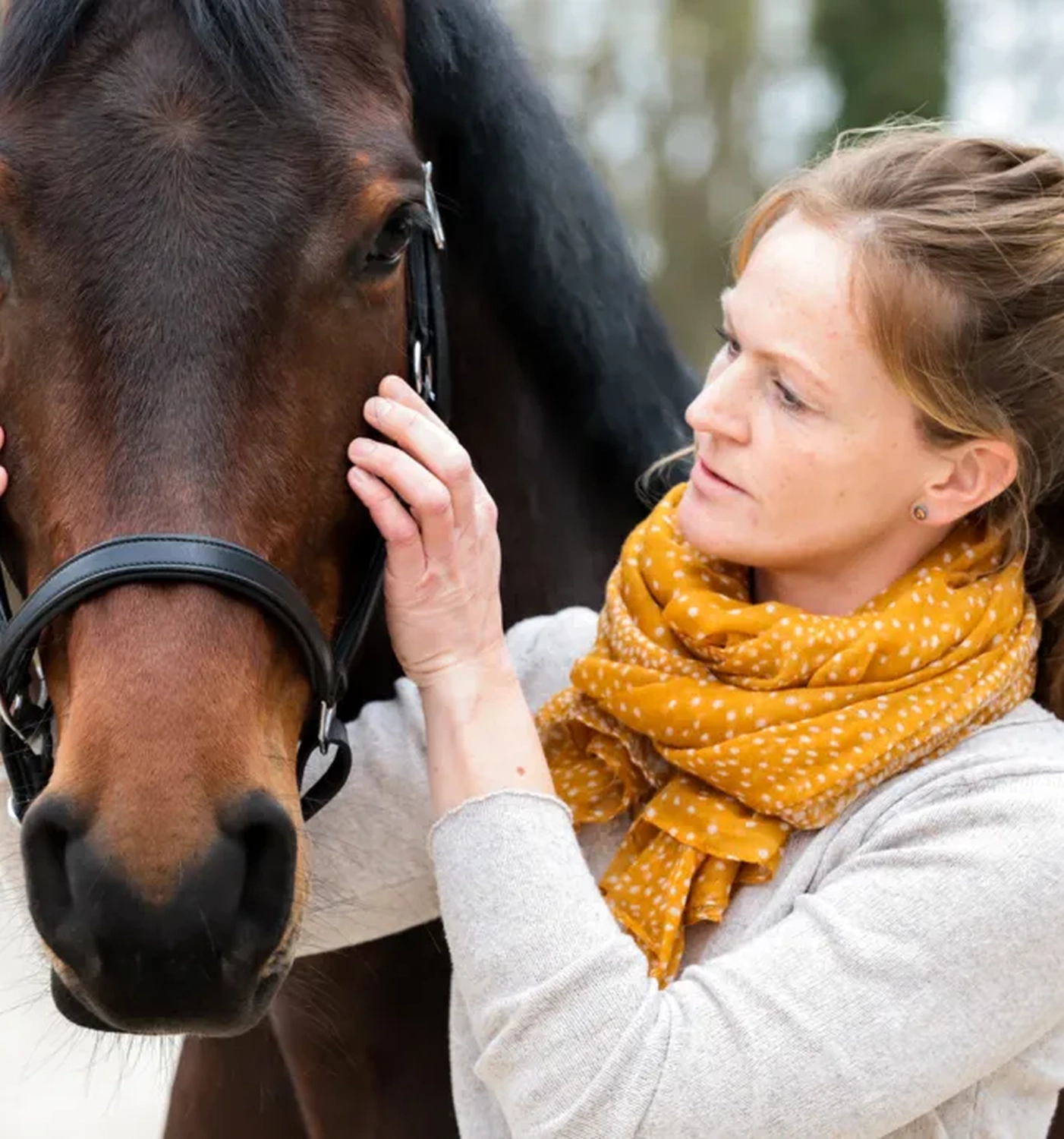 Leonie Johannink mit Pferd von Visionäre Pferdeosteopathie