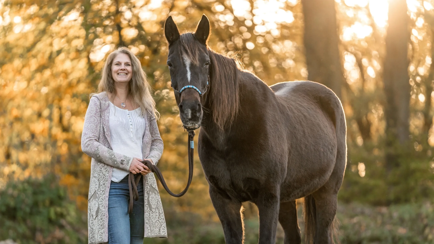 Christine Heußinger mit Pferd von Visionäre Pferdeosteopathie