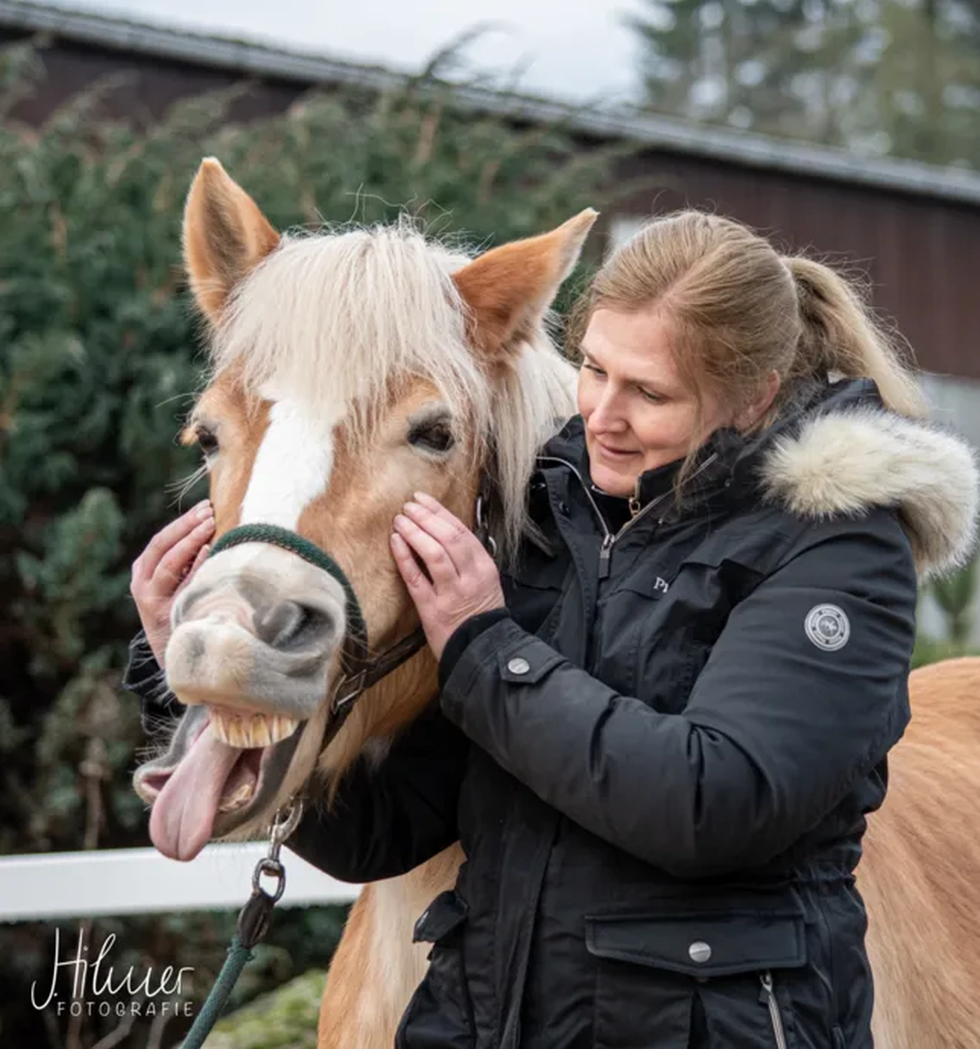 Christine Heußinger mit Pferd von Visionäre Pferdeosteopathie