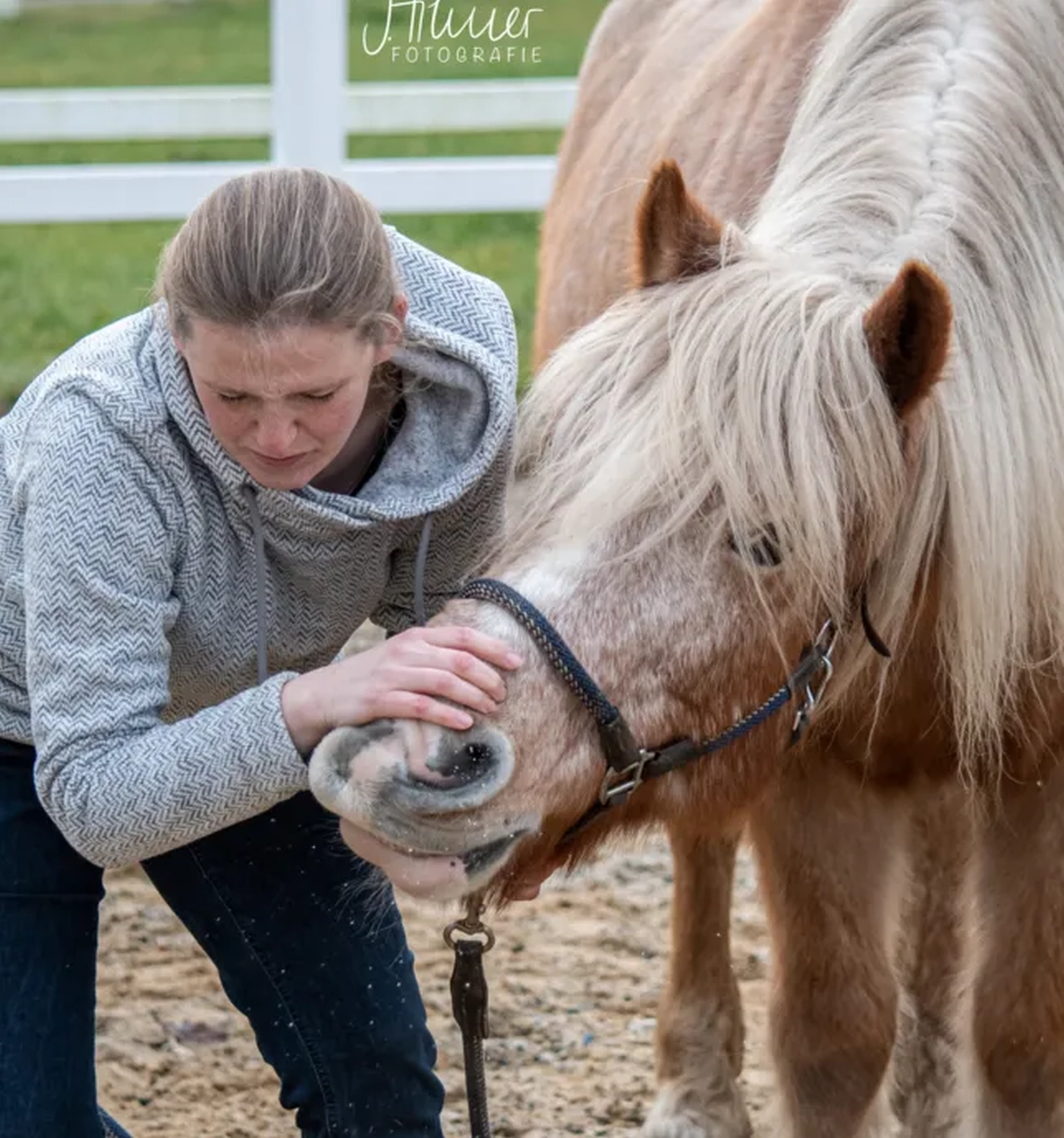 Annika Malzahn mit Pferd von Visionäre Pferdeosteopathie