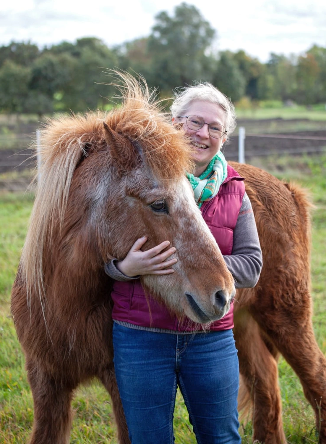 Vicky Hollerbaum mit Pferd von Visionäre Pferdeosteopathie